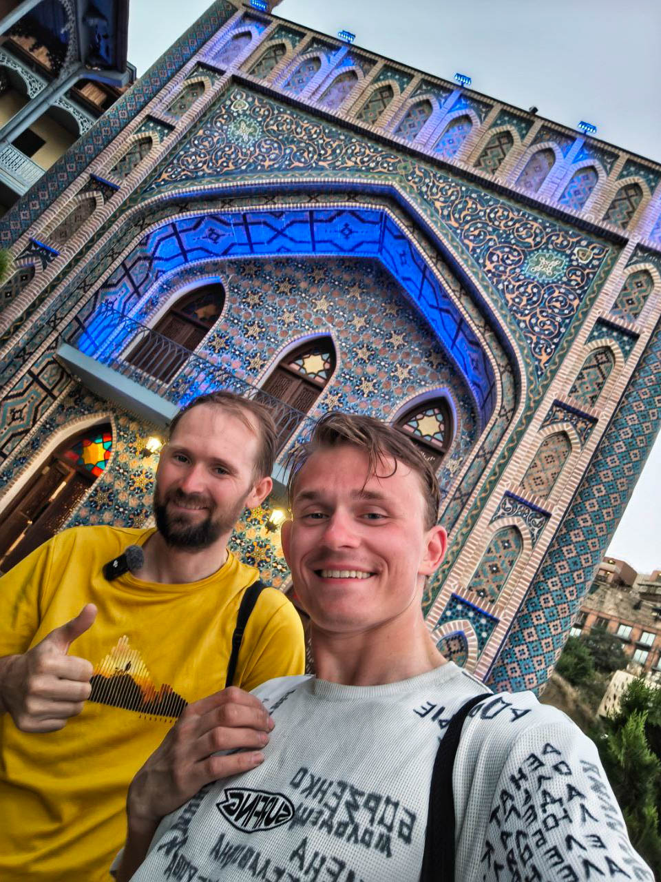 Спортивный психолог Александр Локалов переехал из Владимира в Казань восемь лет назад. Там он получил высшее образование, стал муниципальным служащим и оттуда же отправился в свой первый и сразу экстремальный велопробег. Следовал тот из Татарстана в Стамбул, повторяя исторический маршрут Великого шелкового пути.