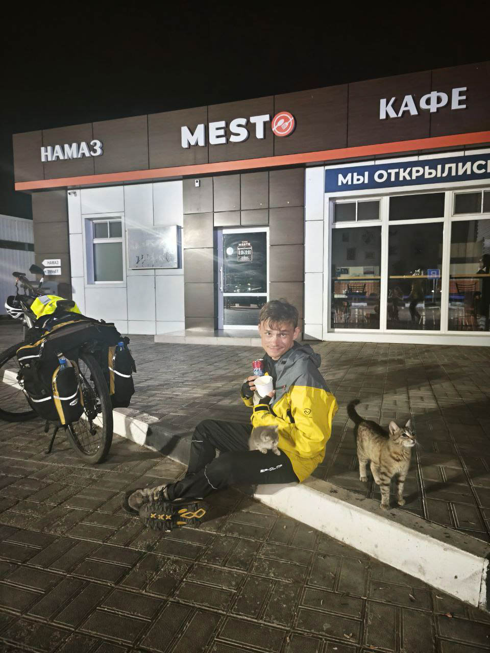 Спортивный психолог Александр Локалов переехал из Владимира в Казань восемь лет назад. Там он получил высшее образование, стал муниципальным служащим и оттуда же отправился в свой первый и сразу экстремальный велопробег. Следовал тот из Татарстана в Стамбул, повторяя исторический маршрут Великого шелкового пути.