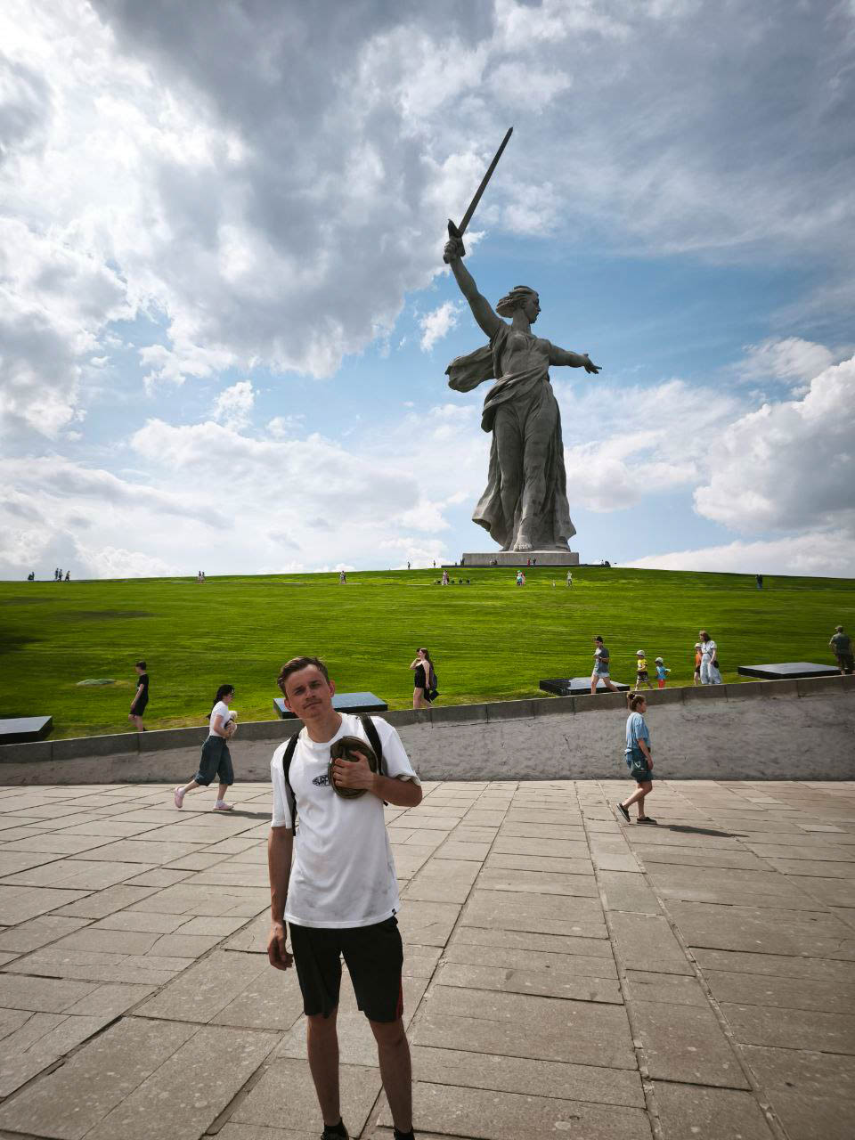 Спортивный психолог Александр Локалов переехал из Владимира в Казань восемь лет назад. Там он получил высшее образование, стал муниципальным служащим и оттуда же отправился в свой первый и сразу экстремальный велопробег. Следовал тот из Татарстана в Стамбул, повторяя исторический маршрут Великого шелкового пути.