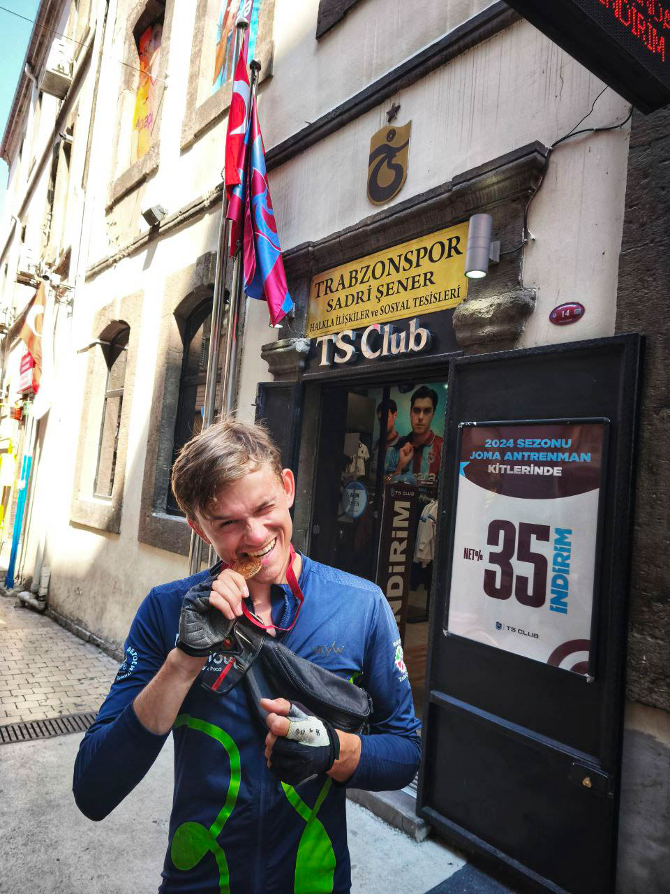 Спортивный психолог Александр Локалов переехал из Владимира в Казань восемь лет назад. Там он получил высшее образование, стал муниципальным служащим и оттуда же отправился в свой первый и сразу экстремальный велопробег. Следовал тот из Татарстана в Стамбул, повторяя исторический маршрут Великого шелкового пути.