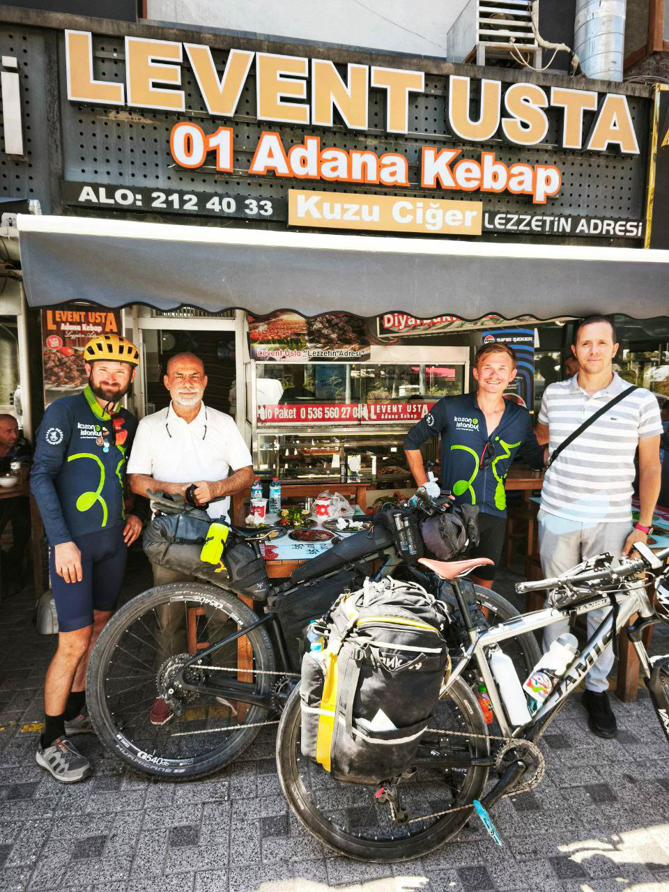 Спортивный психолог Александр Локалов переехал из Владимира в Казань восемь лет назад. Там он получил высшее образование, стал муниципальным служащим и оттуда же отправился в свой первый и сразу экстремальный велопробег. Следовал тот из Татарстана в Стамбул, повторяя исторический маршрут Великого шелкового пути.