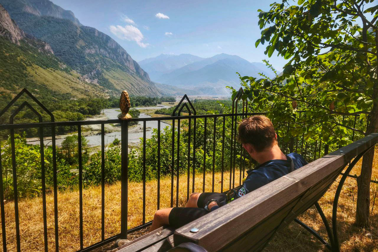 Спортивный психолог Александр Локалов переехал из Владимира в Казань восемь лет назад. Там он получил высшее образование, стал муниципальным служащим и оттуда же отправился в свой первый и сразу экстремальный велопробег. Следовал тот из Татарстана в Стамбул, повторяя исторический маршрут Великого шелкового пути.