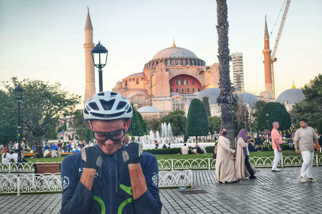 Спортивный психолог Александр Локалов переехал из Владимира в Казань восемь лет назад. Там он получил высшее образование, стал муниципальным служащим и оттуда же отправился в свой первый и сразу экстремальный велопробег. Следовал тот из Татарстана в Стамбул, повторяя исторический маршрут Великого шелкового пути.