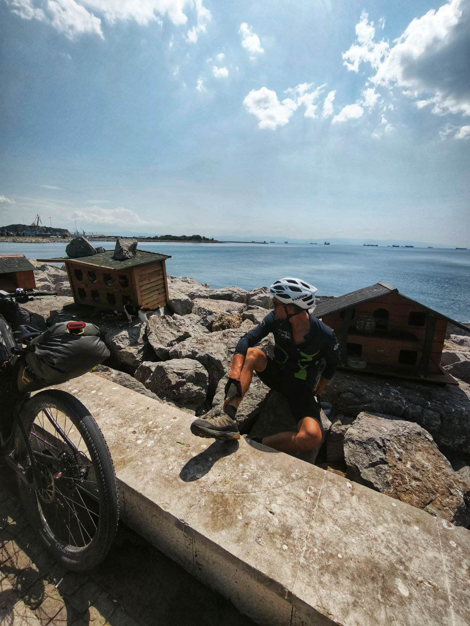 Спортивный психолог Александр Локалов переехал из Владимира в Казань восемь лет назад. Там он получил высшее образование, стал муниципальным служащим и оттуда же отправился в свой первый и сразу экстремальный велопробег. Следовал тот из Татарстана в Стамбул, повторяя исторический маршрут Великого шелкового пути.