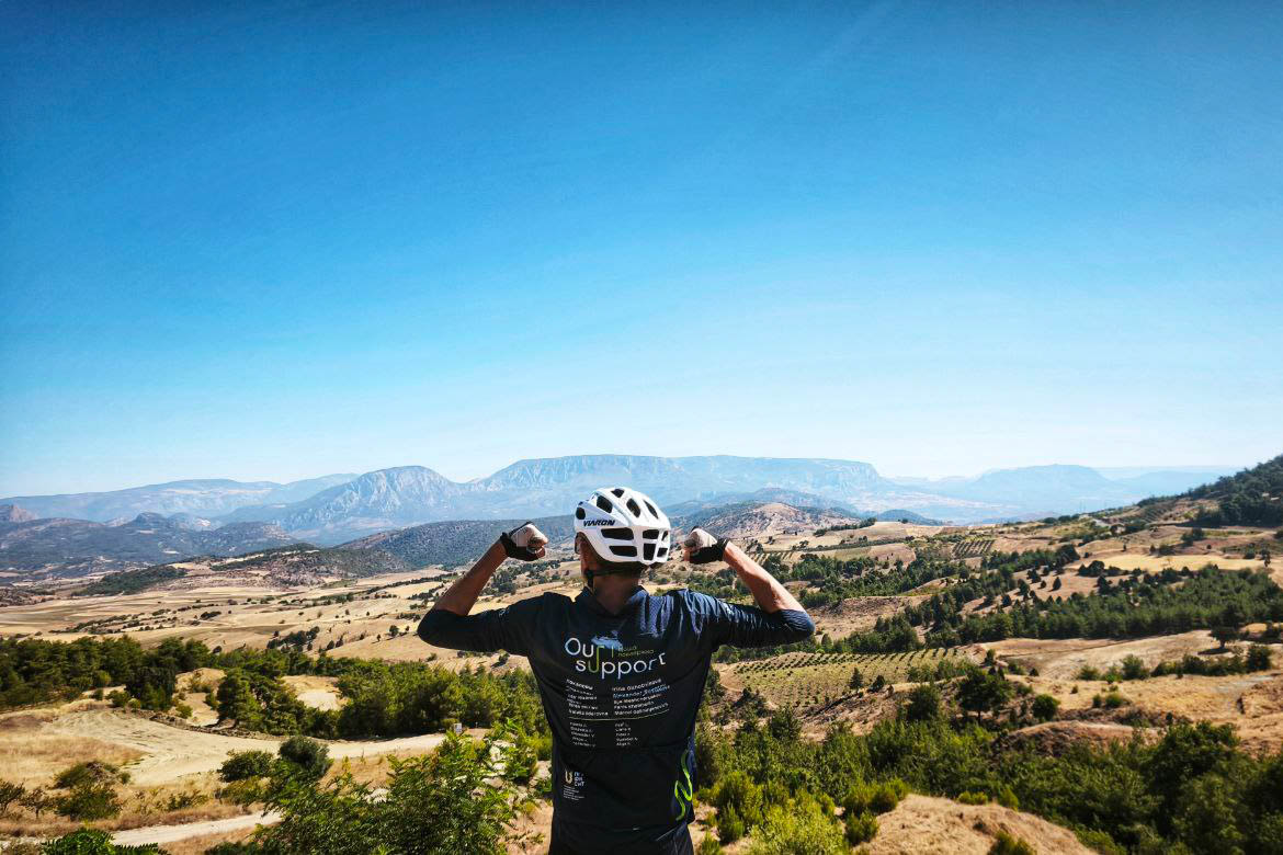 Спортивный психолог Александр Локалов переехал из Владимира в Казань восемь лет назад. Там он получил высшее образование, стал муниципальным служащим и оттуда же отправился в свой первый и сразу экстремальный велопробег. Следовал тот из Татарстана в Стамбул, повторяя исторический маршрут Великого шелкового пути.