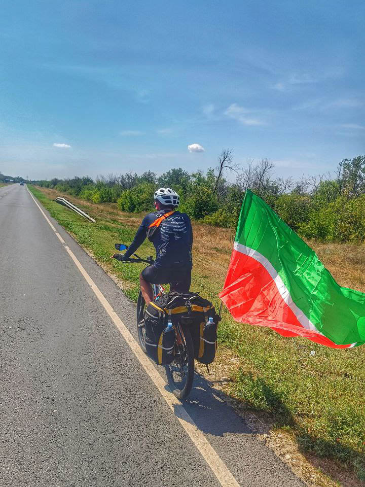 Спортивный психолог Александр Локалов переехал из Владимира в Казань восемь лет назад. Там он получил высшее образование, стал муниципальным служащим и оттуда же отправился в свой первый и сразу экстремальный велопробег. Следовал тот из Татарстана в Стамбул, повторяя исторический маршрут Великого шелкового пути.