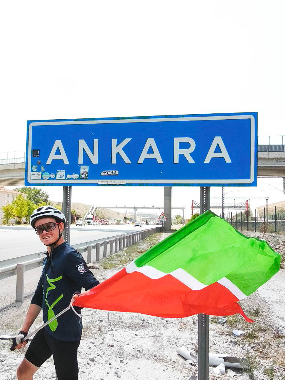 Спортивный психолог Александр Локалов переехал из Владимира в Казань восемь лет назад. Там он получил высшее образование, стал муниципальным служащим и оттуда же отправился в свой первый и сразу экстремальный велопробег. Следовал тот из Татарстана в Стамбул, повторяя исторический маршрут Великого шелкового пути.