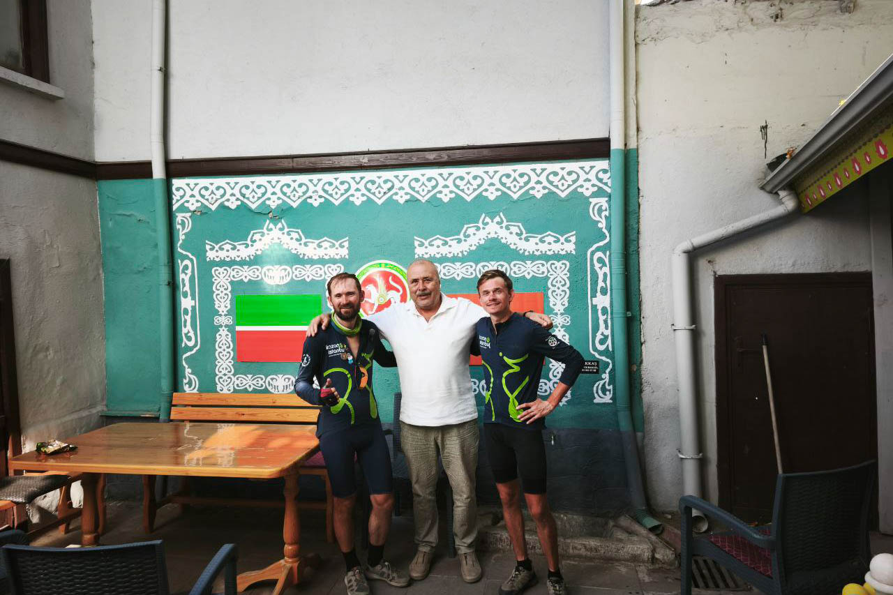 Спортивный психолог Александр Локалов переехал из Владимира в Казань восемь лет назад. Там он получил высшее образование, стал муниципальным служащим и оттуда же отправился в свой первый и сразу экстремальный велопробег. Следовал тот из Татарстана в Стамбул, повторяя исторический маршрут Великого шелкового пути.