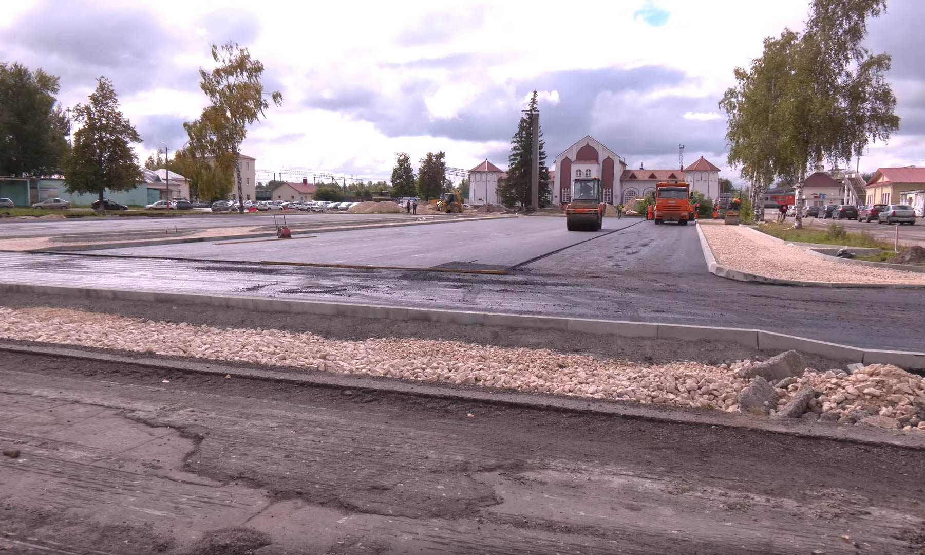 В городах Владимирской области завершаются работы по благоустройству общественных пространств. В Вязниках уже преобразился «Венец» на высоком берегу Клязьмы, в Вольгинском — набережная реки, в Покрове — Черное озеро, а в Камешкове — центральная площадь. Большинство объектов должны завершить до конца этого года. Вот только в Гусь-Хрустальном процесс пока поставлен на паузу, а вместо красивой локации со стеклянным мостом — сплошная зона раскопок.