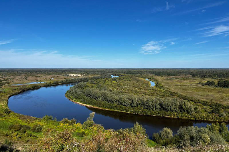 В городах Владимирской области завершаются работы по благоустройству общественных пространств. В Вязниках уже преобразился «Венец» на высоком берегу Клязьмы, в Вольгинском — набережная реки, в Покрове — Черное озеро, а в Камешкове — центральная площадь. Большинство объектов должны завершить до конца этого года. Вот только в Гусь-Хрустальном процесс пока поставлен на паузу, а вместо красивой локации со стеклянным мостом — сплошная зона раскопок.