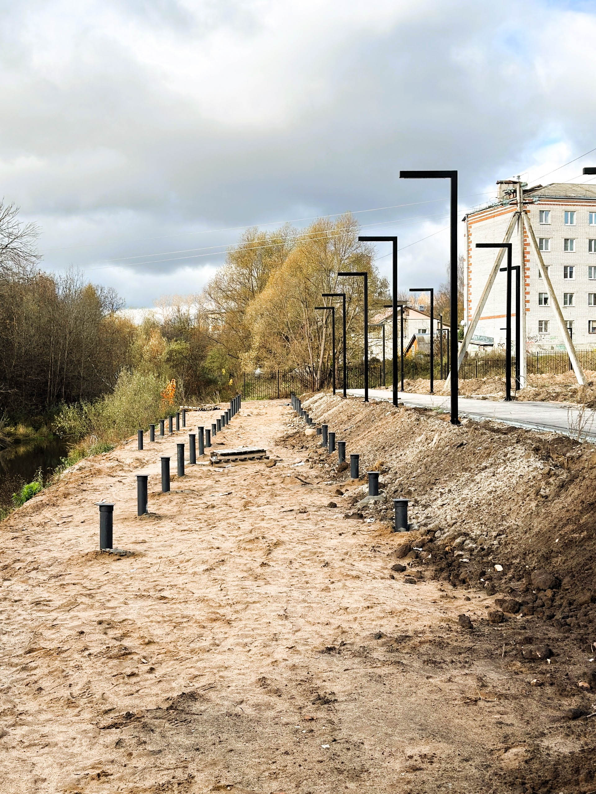 В городах Владимирской области завершаются работы по благоустройству общественных пространств. В Вязниках уже преобразился «Венец» на высоком берегу Клязьмы, в Вольгинском — набережная реки, в Покрове — Черное озеро, а в Камешкове — центральная площадь. Большинство объектов должны завершить до конца этого года. Вот только в Гусь-Хрустальном процесс пока поставлен на паузу, а вместо красивой локации со стеклянным мостом — сплошная зона раскопок.