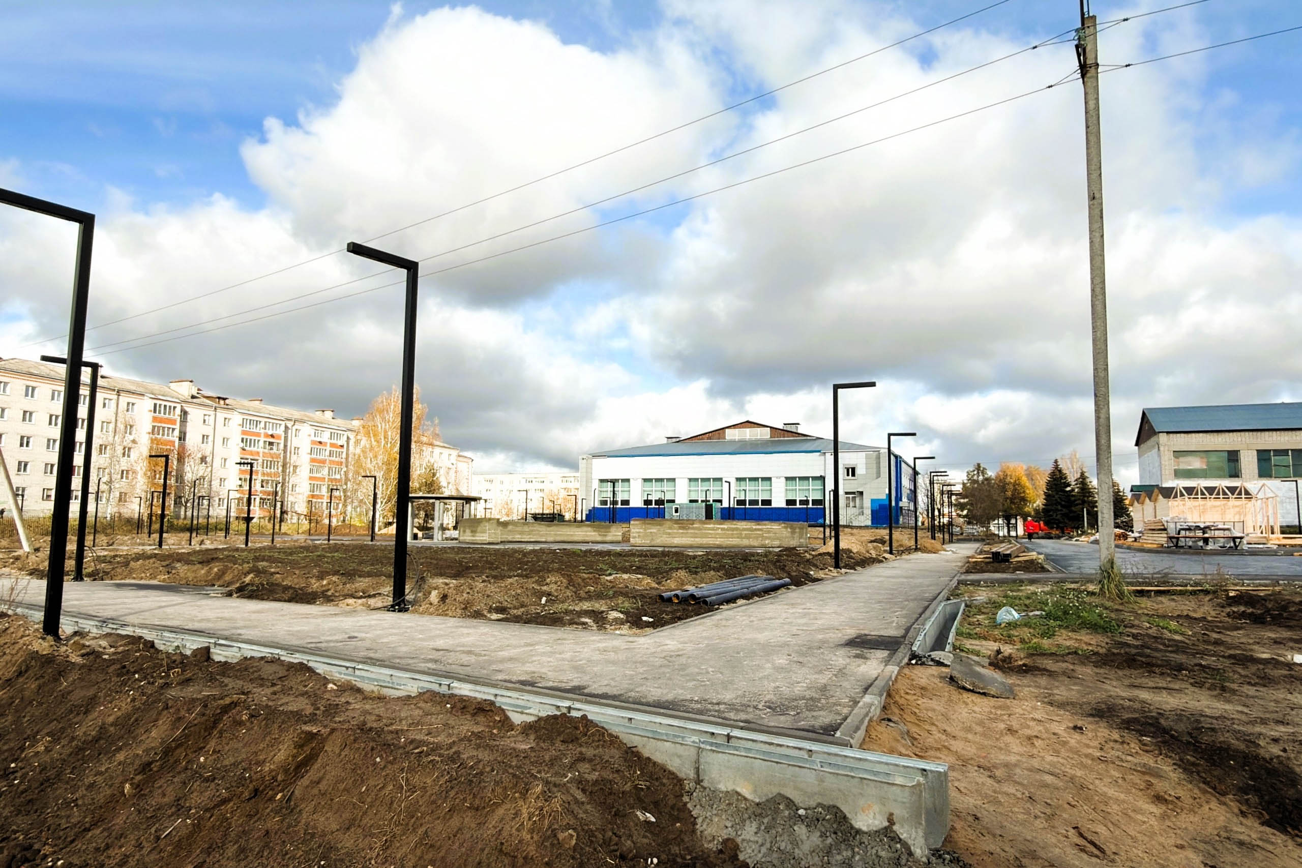 В городах Владимирской области завершаются работы по благоустройству общественных пространств. В Вязниках уже преобразился «Венец» на высоком берегу Клязьмы, в Вольгинском — набережная реки, в Покрове — Черное озеро, а в Камешкове — центральная площадь. Большинство объектов должны завершить до конца этого года. Вот только в Гусь-Хрустальном процесс пока поставлен на паузу, а вместо красивой локации со стеклянным мостом — сплошная зона раскопок.