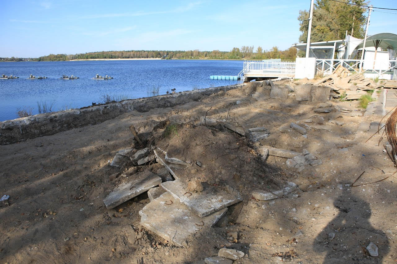 В городах Владимирской области завершаются работы по благоустройству общественных пространств. В Вязниках уже преобразился «Венец» на высоком берегу Клязьмы, в Вольгинском — набережная реки, в Покрове — Черное озеро, а в Камешкове — центральная площадь. Большинство объектов должны завершить до конца этого года. Вот только в Гусь-Хрустальном процесс пока поставлен на паузу, а вместо красивой локации со стеклянным мостом — сплошная зона раскопок.