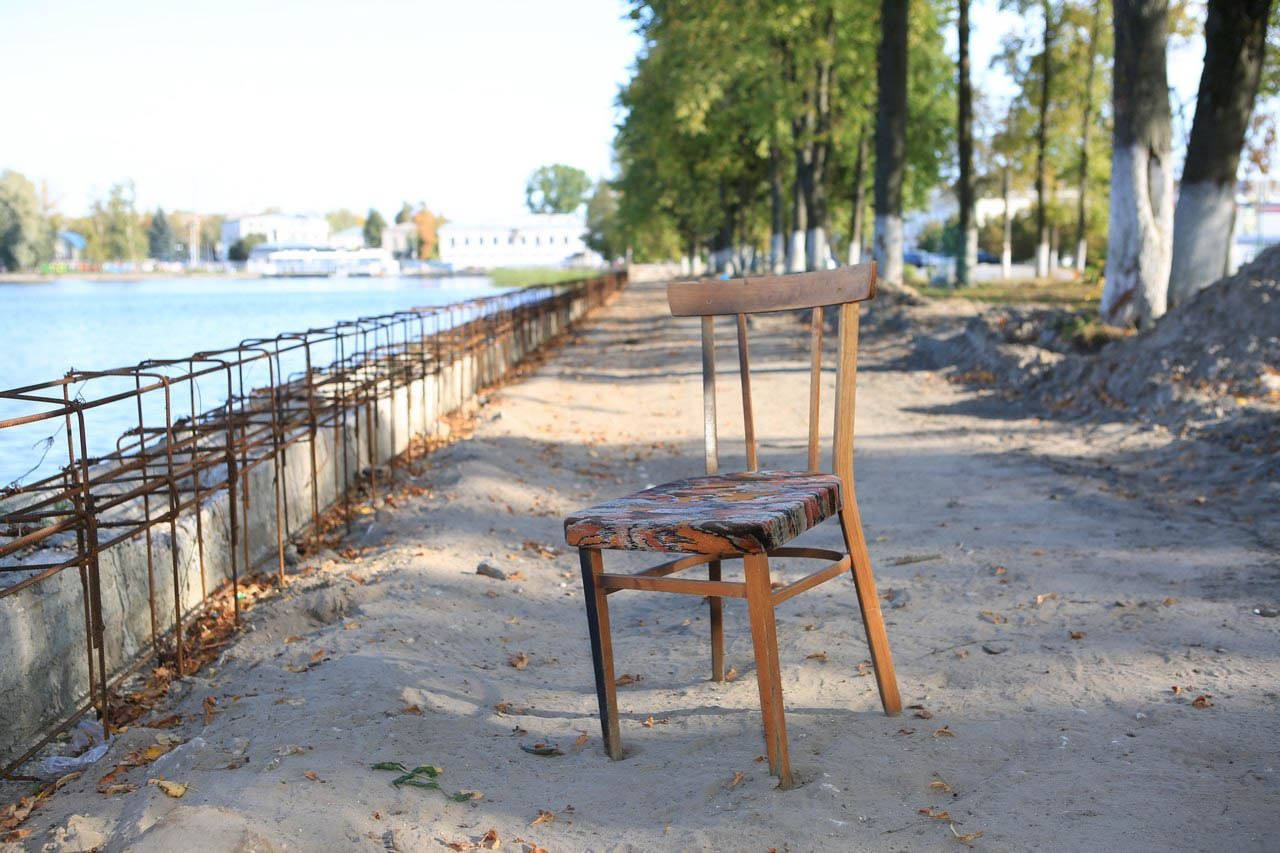 В городах Владимирской области завершаются работы по благоустройству общественных пространств. В Вязниках уже преобразился «Венец» на высоком берегу Клязьмы, в Вольгинском — набережная реки, в Покрове — Черное озеро, а в Камешкове — центральная площадь. Большинство объектов должны завершить до конца этого года. Вот только в Гусь-Хрустальном процесс пока поставлен на паузу, а вместо красивой локации со стеклянным мостом — сплошная зона раскопок.