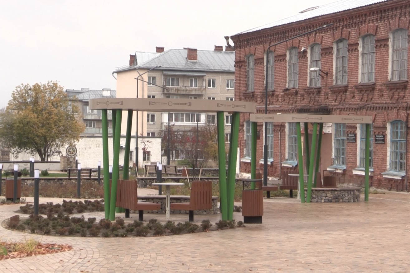 В городах Владимирской области завершаются работы по благоустройству общественных пространств. В Вязниках уже преобразился «Венец» на высоком берегу Клязьмы, в Вольгинском — набережная реки, в Покрове — Черное озеро, а в Камешкове — центральная площадь. Большинство объектов должны завершить до конца этого года. Вот только в Гусь-Хрустальном процесс пока поставлен на паузу, а вместо красивой локации со стеклянным мостом — сплошная зона раскопок.