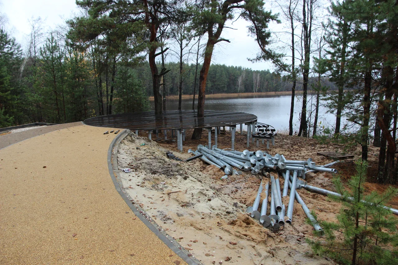 В городах Владимирской области завершаются работы по благоустройству общественных пространств. В Вязниках уже преобразился «Венец» на высоком берегу Клязьмы, в Вольгинском — набережная реки, в Покрове — Черное озеро, а в Камешкове — центральная площадь. Большинство объектов должны завершить до конца этого года. Вот только в Гусь-Хрустальном процесс пока поставлен на паузу, а вместо красивой локации со стеклянным мостом — сплошная зона раскопок.