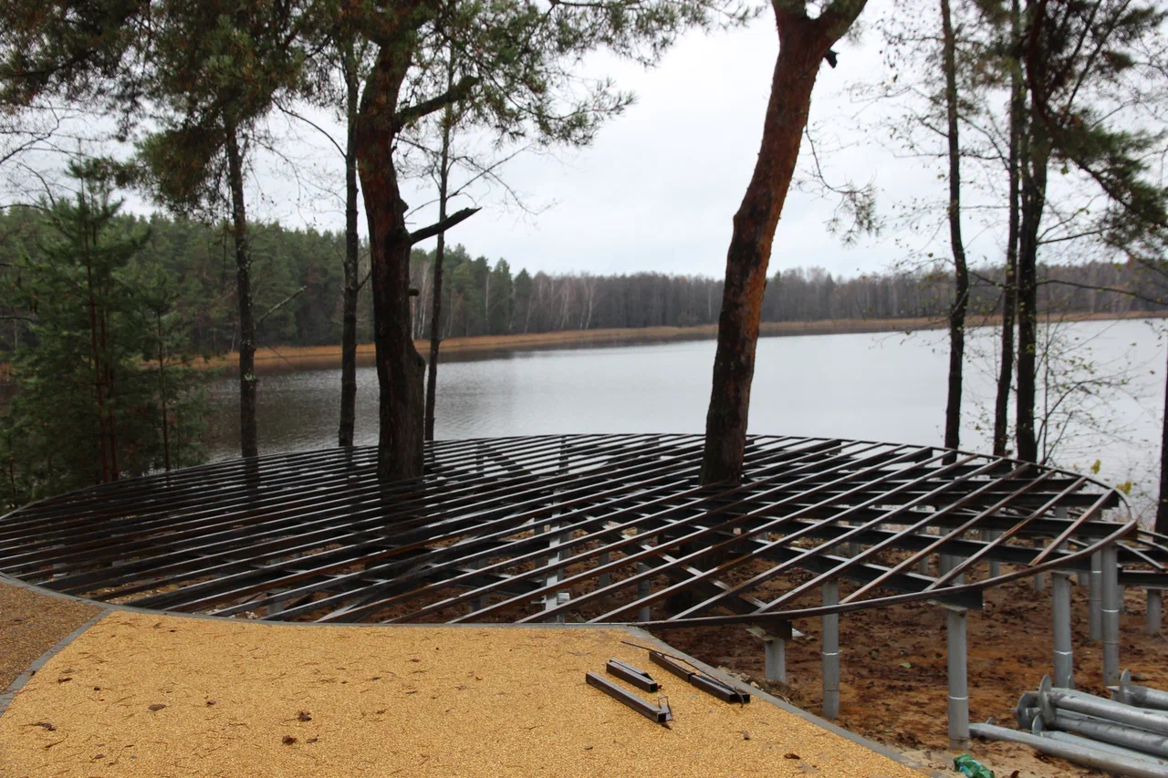 В городах Владимирской области завершаются работы по благоустройству общественных пространств. В Вязниках уже преобразился «Венец» на высоком берегу Клязьмы, в Вольгинском — набережная реки, в Покрове — Черное озеро, а в Камешкове — центральная площадь. Большинство объектов должны завершить до конца этого года. Вот только в Гусь-Хрустальном процесс пока поставлен на паузу, а вместо красивой локации со стеклянным мостом — сплошная зона раскопок.