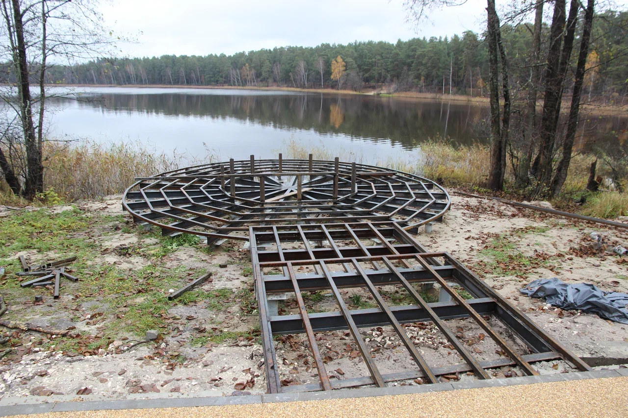 В городах Владимирской области завершаются работы по благоустройству общественных пространств. В Вязниках уже преобразился «Венец» на высоком берегу Клязьмы, в Вольгинском — набережная реки, в Покрове — Черное озеро, а в Камешкове — центральная площадь. Большинство объектов должны завершить до конца этого года. Вот только в Гусь-Хрустальном процесс пока поставлен на паузу, а вместо красивой локации со стеклянным мостом — сплошная зона раскопок.