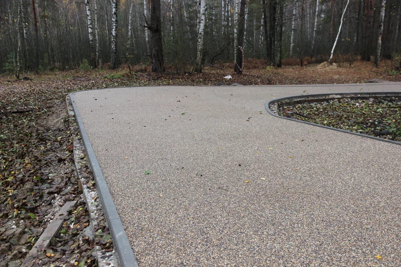 В городах Владимирской области завершаются работы по благоустройству общественных пространств. В Вязниках уже преобразился «Венец» на высоком берегу Клязьмы, в Вольгинском — набережная реки, в Покрове — Черное озеро, а в Камешкове — центральная площадь. Большинство объектов должны завершить до конца этого года. Вот только в Гусь-Хрустальном процесс пока поставлен на паузу, а вместо красивой локации со стеклянным мостом — сплошная зона раскопок.