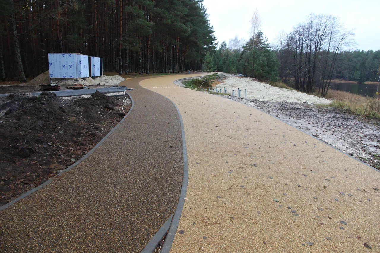 В городах Владимирской области завершаются работы по благоустройству общественных пространств. В Вязниках уже преобразился «Венец» на высоком берегу Клязьмы, в Вольгинском — набережная реки, в Покрове — Черное озеро, а в Камешкове — центральная площадь. Большинство объектов должны завершить до конца этого года. Вот только в Гусь-Хрустальном процесс пока поставлен на паузу, а вместо красивой локации со стеклянным мостом — сплошная зона раскопок.