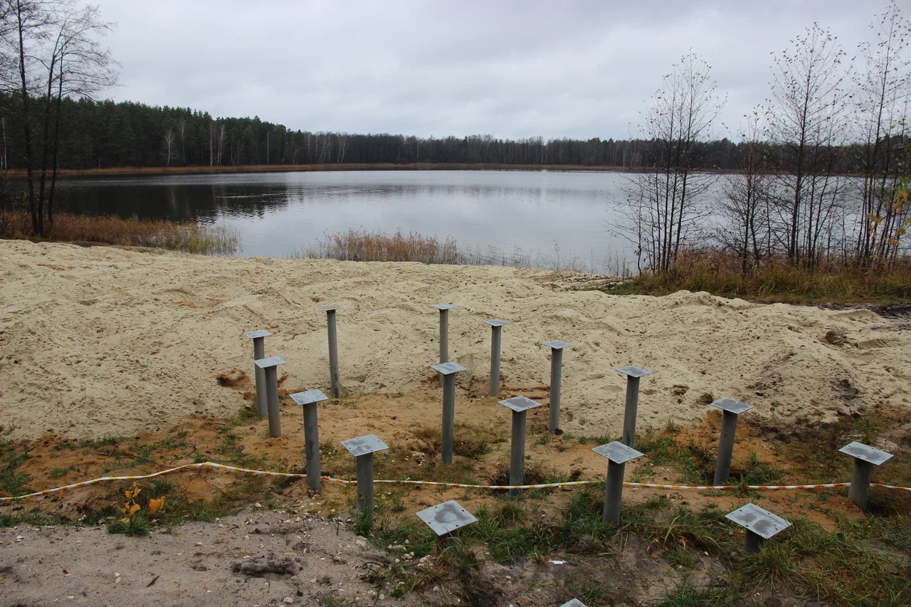 В городах Владимирской области завершаются работы по благоустройству общественных пространств. В Вязниках уже преобразился «Венец» на высоком берегу Клязьмы, в Вольгинском — набережная реки, в Покрове — Черное озеро, а в Камешкове — центральная площадь. Большинство объектов должны завершить до конца этого года. Вот только в Гусь-Хрустальном процесс пока поставлен на паузу, а вместо красивой локации со стеклянным мостом — сплошная зона раскопок.