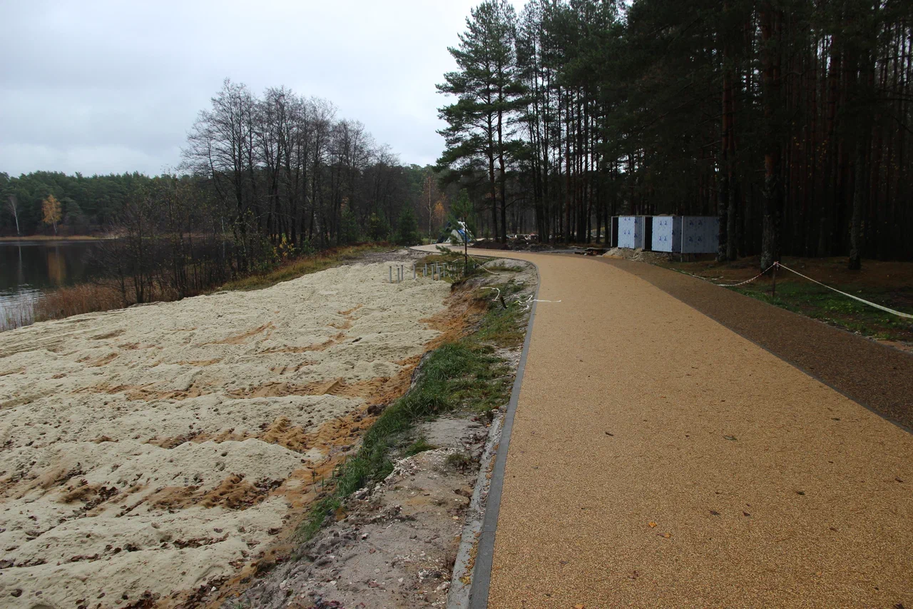 В городах Владимирской области завершаются работы по благоустройству общественных пространств. В Вязниках уже преобразился «Венец» на высоком берегу Клязьмы, в Вольгинском — набережная реки, в Покрове — Черное озеро, а в Камешкове — центральная площадь. Большинство объектов должны завершить до конца этого года. Вот только в Гусь-Хрустальном процесс пока поставлен на паузу, а вместо красивой локации со стеклянным мостом — сплошная зона раскопок.