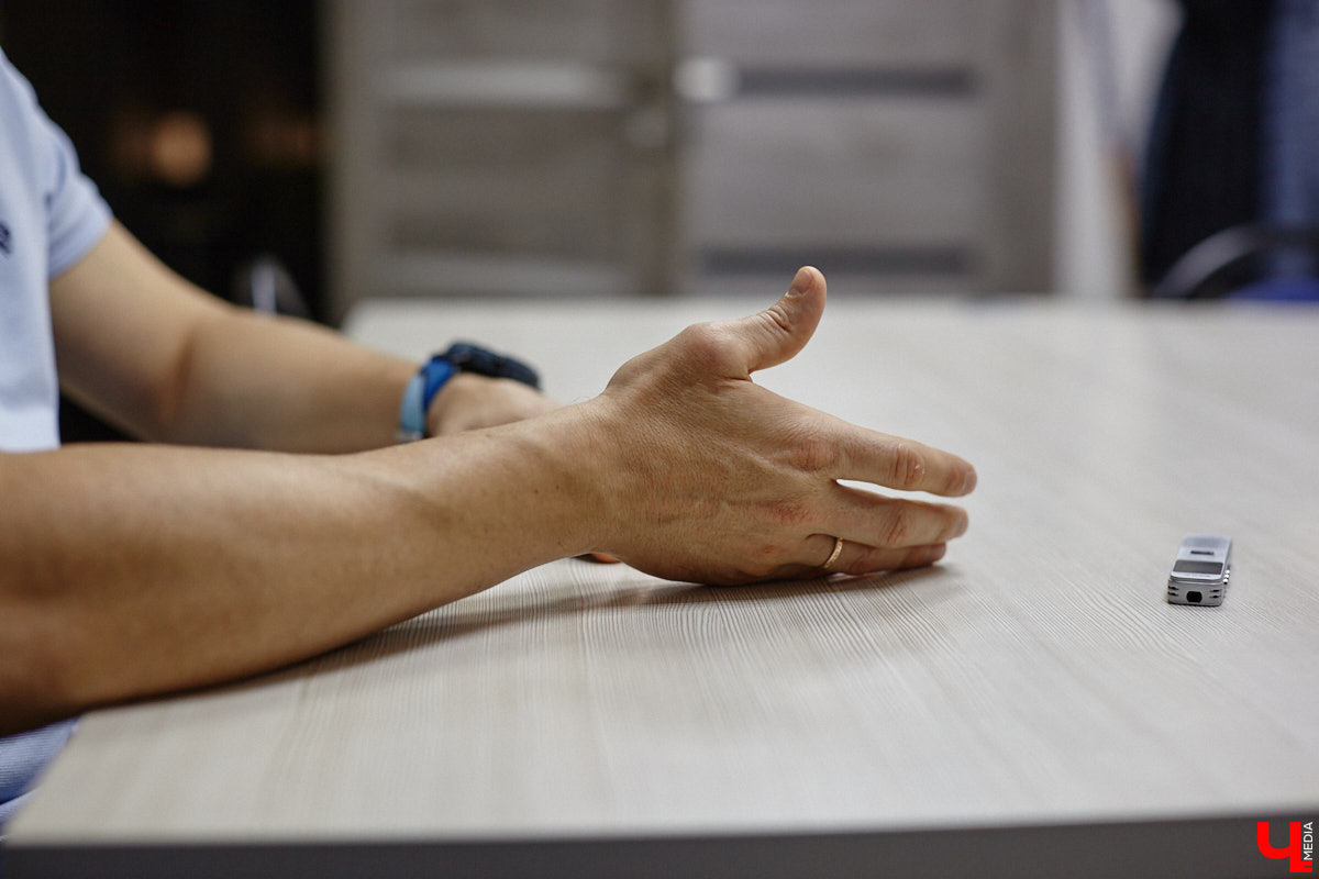 Бокс — это искусство со вкусом крови и пота, которым владеют вежливые люди. Евгений Лобосов уверен в этом на 100 %. С рингом связана вся его жизнь. «Ключ-Медиа» встретился с профессиональным бойцом и тренером и задал неудобные вопросы, дабы раскрыть всю правду о драках в перчатках. Расспросили собеседника о выбитых зубах, вспышках агрессии, фирменной учтивости, а также узнали, влияют ли частые удары по голове на интеллект.