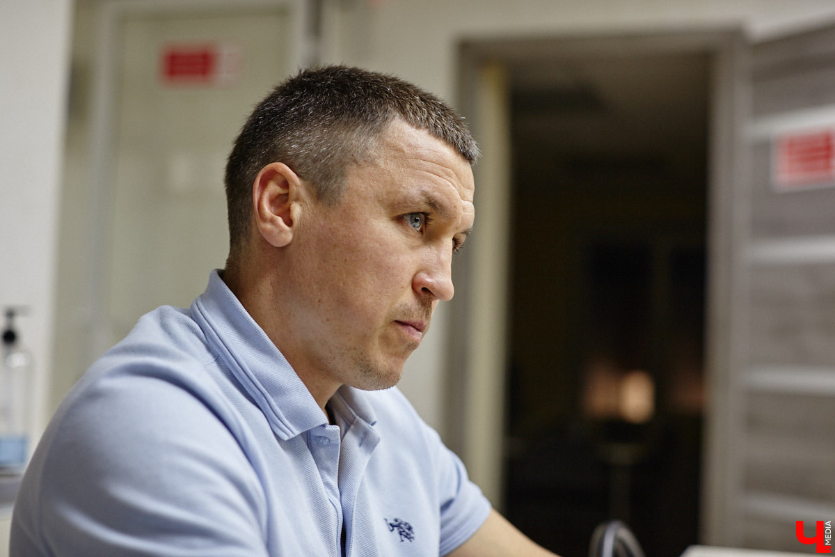 Бокс — это искусство со вкусом крови и пота, которым владеют вежливые люди. Евгений Лобосов уверен в этом на 100 %. С рингом связана вся его жизнь. «Ключ-Медиа» встретился с профессиональным бойцом и тренером и задал неудобные вопросы, дабы раскрыть всю правду о драках в перчатках. Расспросили собеседника о выбитых зубах, вспышках агрессии, фирменной учтивости, а также узнали, влияют ли частые удары по голове на интеллект.