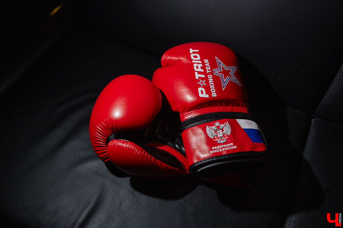 Бокс — это искусство со вкусом крови и пота, которым владеют вежливые люди. Евгений Лобосов уверен в этом на 100 %. С рингом связана вся его жизнь. «Ключ-Медиа» встретился с профессиональным бойцом и тренером и задал неудобные вопросы, дабы раскрыть всю правду о драках в перчатках. Расспросили собеседника о выбитых зубах, вспышках агрессии, фирменной учтивости, а также узнали, влияют ли частые удары по голове на интеллект.