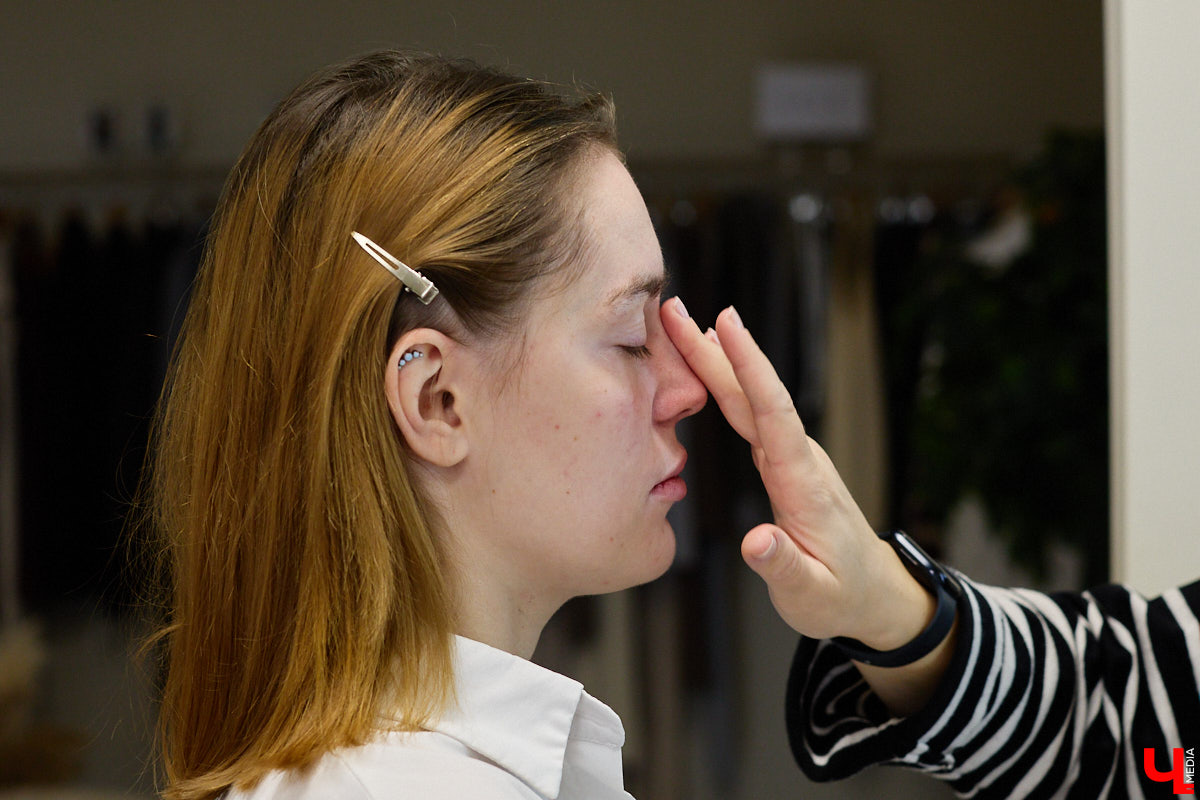 Впереди самая страшная ночь года! Время, когда устраивают пугающе веселые вечеринки или жуткие посиделки с друзьями. Ну а для любительниц макияжа это еще и повод придумать интересные образы. Для нашего издания визажист Ирина Фролкина продемонстрировала на модели Дарье Паниной два мейкапа, сочетающих в себе простоту нанесения и интересные детали.