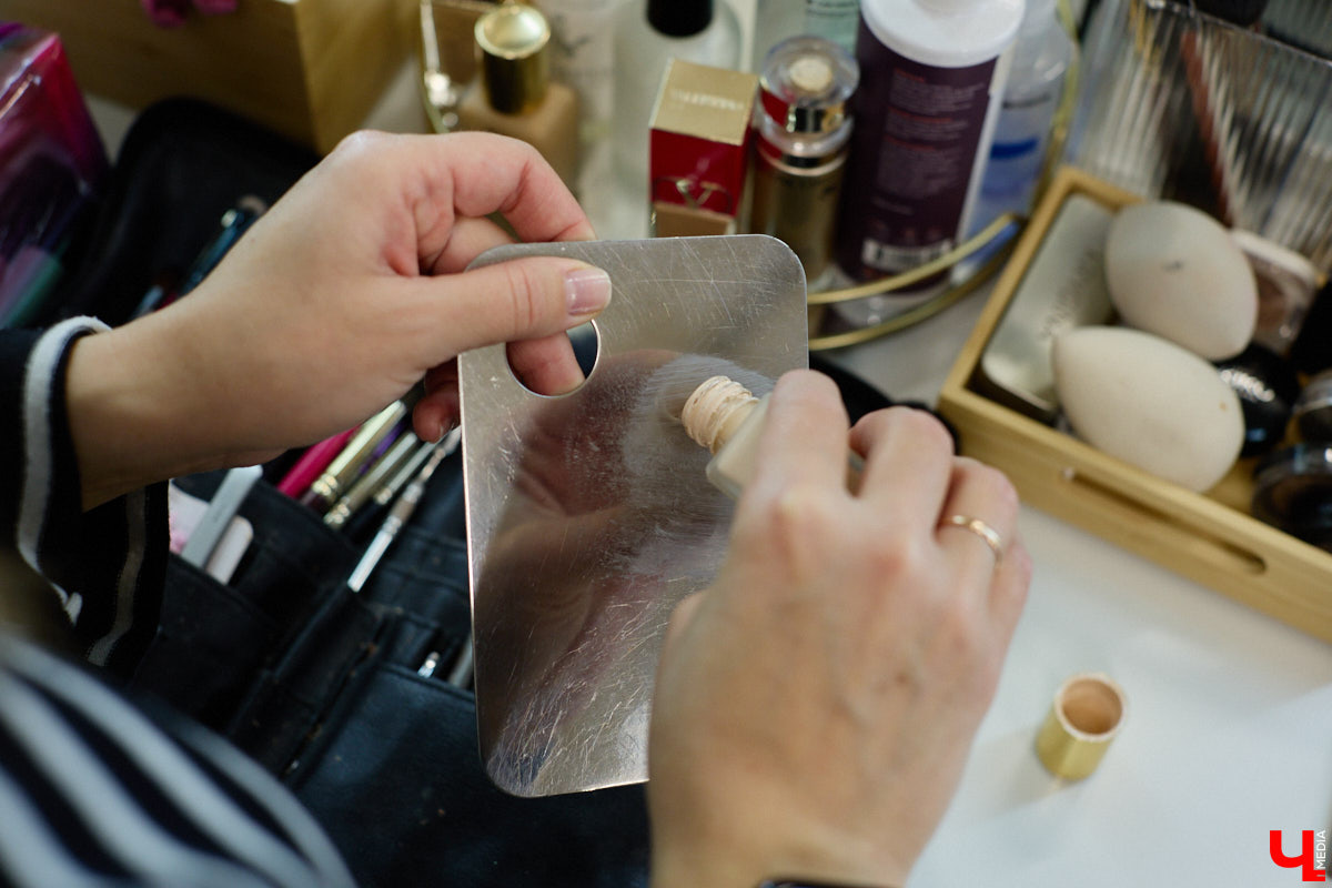 Впереди самая страшная ночь года! Время, когда устраивают пугающе веселые вечеринки или жуткие посиделки с друзьями. Ну а для любительниц макияжа это еще и повод придумать интересные образы. Для нашего издания визажист Ирина Фролкина продемонстрировала на модели Дарье Паниной два мейкапа, сочетающих в себе простоту нанесения и интересные детали.