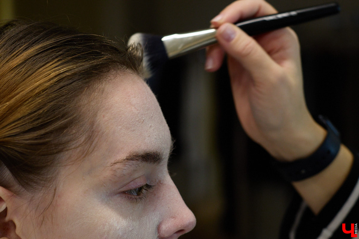 Впереди самая страшная ночь года! Время, когда устраивают пугающе веселые вечеринки или жуткие посиделки с друзьями. Ну а для любительниц макияжа это еще и повод придумать интересные образы. Для нашего издания визажист Ирина Фролкина продемонстрировала на модели Дарье Паниной два мейкапа, сочетающих в себе простоту нанесения и интересные детали.