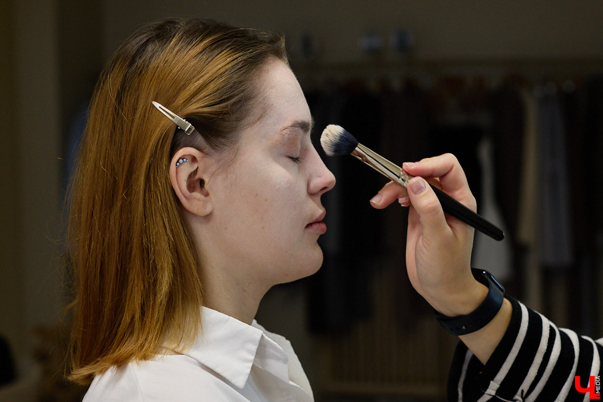 Впереди самая страшная ночь года! Время, когда устраивают пугающе веселые вечеринки или жуткие посиделки с друзьями. Ну а для любительниц макияжа это еще и повод придумать интересные образы. Для нашего издания визажист Ирина Фролкина продемонстрировала на модели Дарье Паниной два мейкапа, сочетающих в себе простоту нанесения и интересные детали.