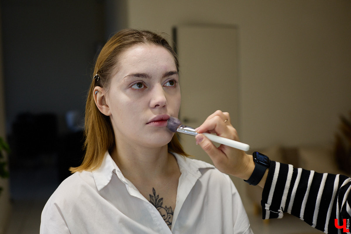 Впереди самая страшная ночь года! Время, когда устраивают пугающе веселые вечеринки или жуткие посиделки с друзьями. Ну а для любительниц макияжа это еще и повод придумать интересные образы. Для нашего издания визажист Ирина Фролкина продемонстрировала на модели Дарье Паниной два мейкапа, сочетающих в себе простоту нанесения и интересные детали.