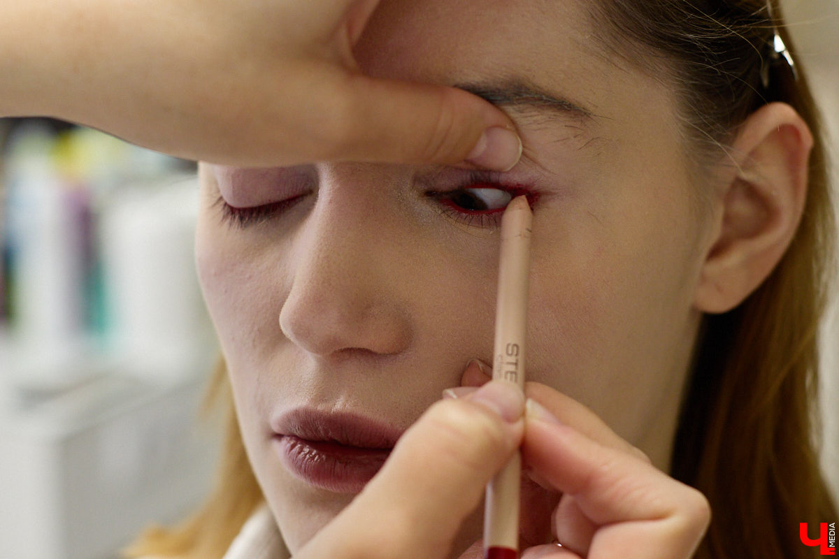 Впереди самая страшная ночь года! Время, когда устраивают пугающе веселые вечеринки или жуткие посиделки с друзьями. Ну а для любительниц макияжа это еще и повод придумать интересные образы. Для нашего издания визажист Ирина Фролкина продемонстрировала на модели Дарье Паниной два мейкапа, сочетающих в себе простоту нанесения и интересные детали.