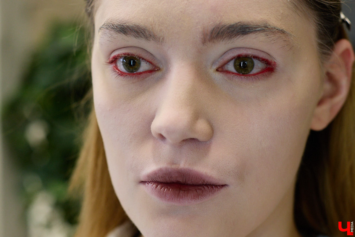 Впереди самая страшная ночь года! Время, когда устраивают пугающе веселые вечеринки или жуткие посиделки с друзьями. Ну а для любительниц макияжа это еще и повод придумать интересные образы. Для нашего издания визажист Ирина Фролкина продемонстрировала на модели Дарье Паниной два мейкапа, сочетающих в себе простоту нанесения и интересные детали.