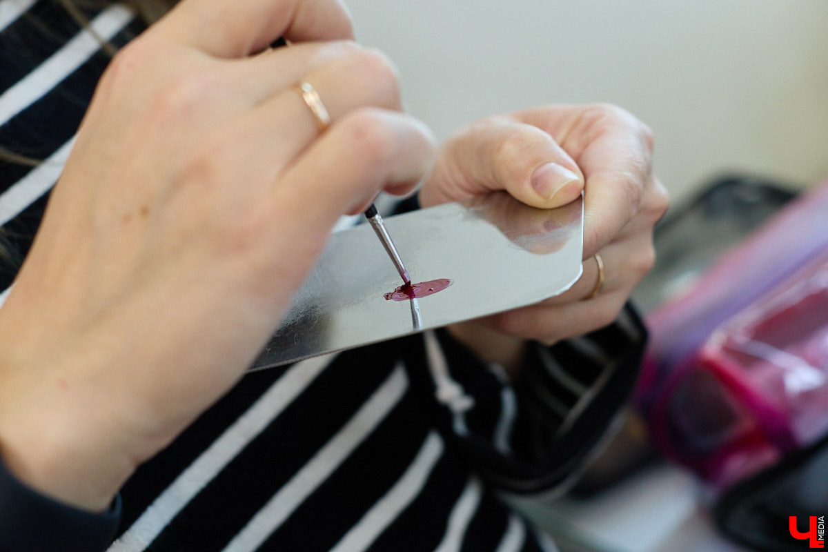 Впереди самая страшная ночь года! Время, когда устраивают пугающе веселые вечеринки или жуткие посиделки с друзьями. Ну а для любительниц макияжа это еще и повод придумать интересные образы. Для нашего издания визажист Ирина Фролкина продемонстрировала на модели Дарье Паниной два мейкапа, сочетающих в себе простоту нанесения и интересные детали.