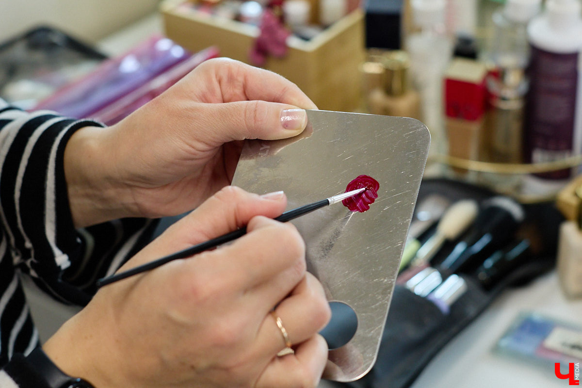 Впереди самая страшная ночь года! Время, когда устраивают пугающе веселые вечеринки или жуткие посиделки с друзьями. Ну а для любительниц макияжа это еще и повод придумать интересные образы. Для нашего издания визажист Ирина Фролкина продемонстрировала на модели Дарье Паниной два мейкапа, сочетающих в себе простоту нанесения и интересные детали.