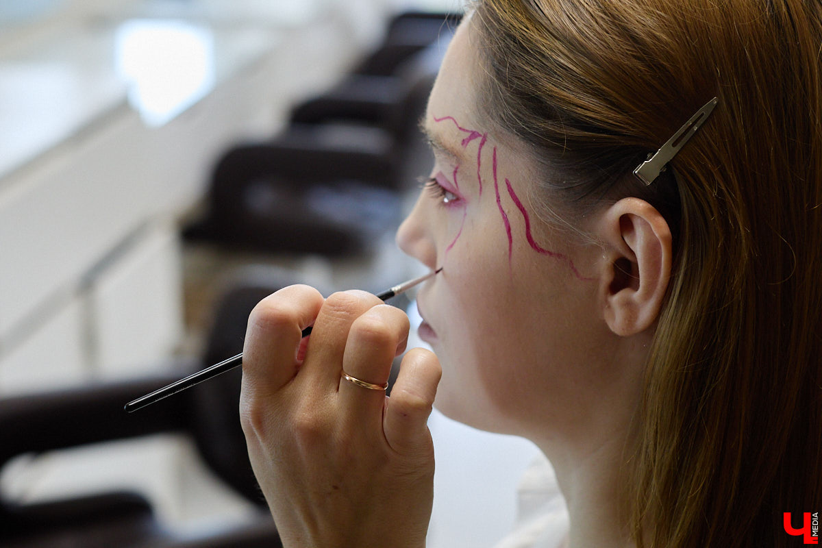 Впереди самая страшная ночь года! Время, когда устраивают пугающе веселые вечеринки или жуткие посиделки с друзьями. Ну а для любительниц макияжа это еще и повод придумать интересные образы. Для нашего издания визажист Ирина Фролкина продемонстрировала на модели Дарье Паниной два мейкапа, сочетающих в себе простоту нанесения и интересные детали.