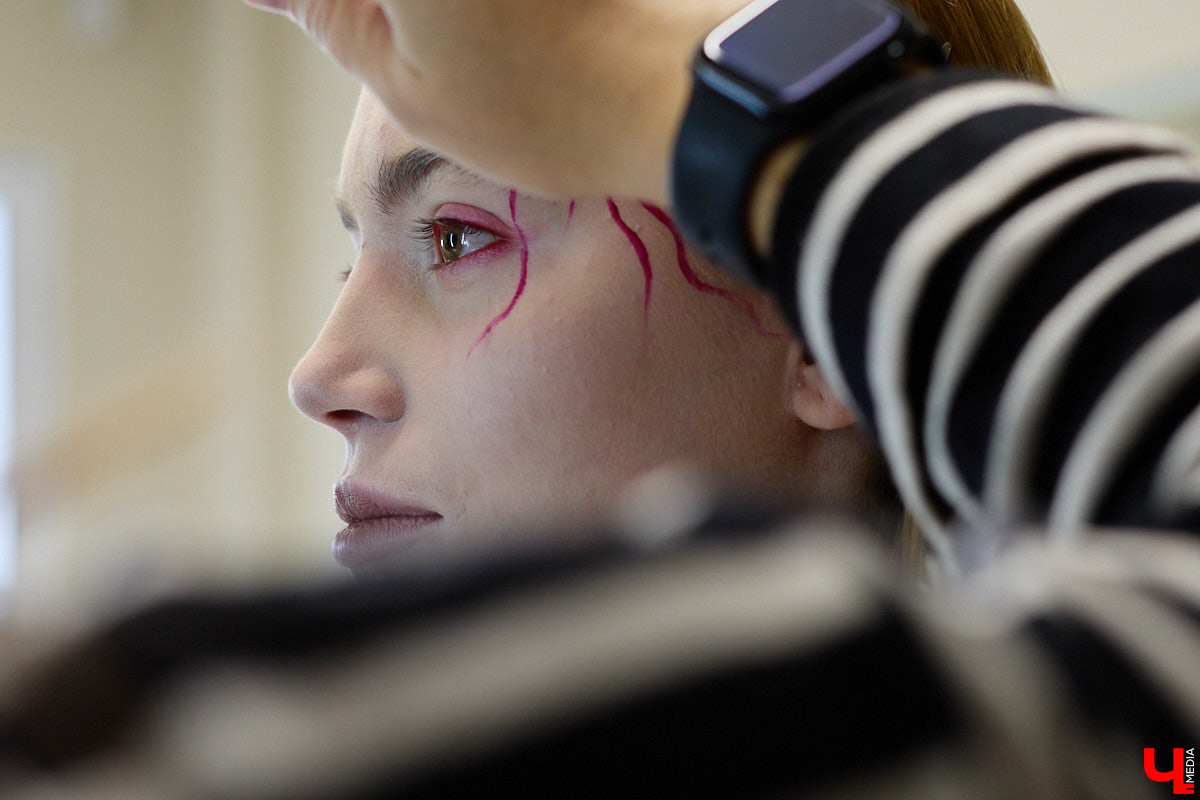 Впереди самая страшная ночь года! Время, когда устраивают пугающе веселые вечеринки или жуткие посиделки с друзьями. Ну а для любительниц макияжа это еще и повод придумать интересные образы. Для нашего издания визажист Ирина Фролкина продемонстрировала на модели Дарье Паниной два мейкапа, сочетающих в себе простоту нанесения и интересные детали.