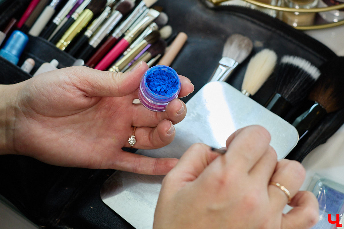 Впереди самая страшная ночь года! Время, когда устраивают пугающе веселые вечеринки или жуткие посиделки с друзьями. Ну а для любительниц макияжа это еще и повод придумать интересные образы. Для нашего издания визажист Ирина Фролкина продемонстрировала на модели Дарье Паниной два мейкапа, сочетающих в себе простоту нанесения и интересные детали.