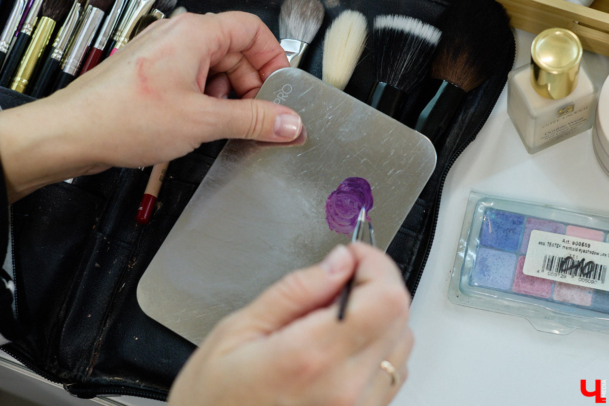 Впереди самая страшная ночь года! Время, когда устраивают пугающе веселые вечеринки или жуткие посиделки с друзьями. Ну а для любительниц макияжа это еще и повод придумать интересные образы. Для нашего издания визажист Ирина Фролкина продемонстрировала на модели Дарье Паниной два мейкапа, сочетающих в себе простоту нанесения и интересные детали.