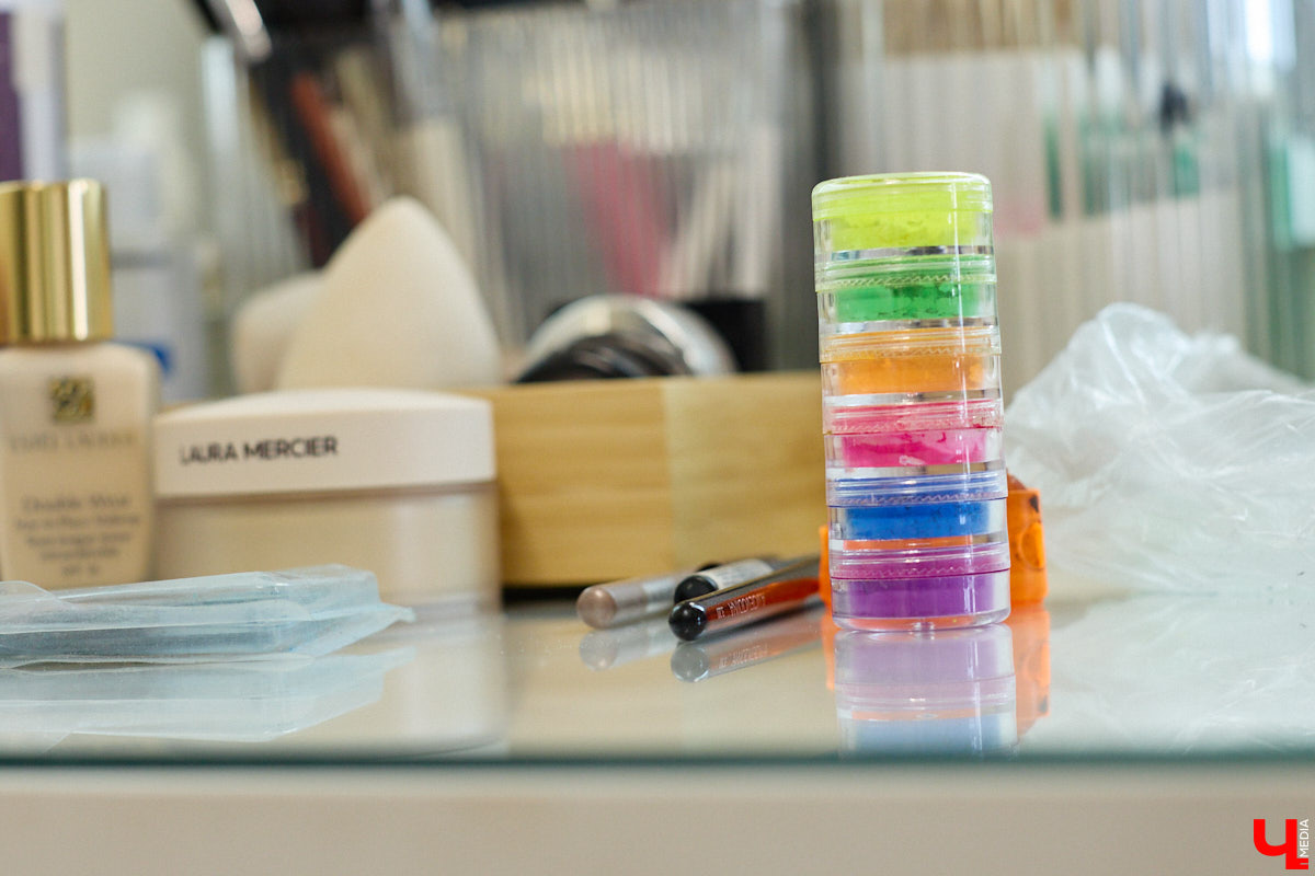 Впереди самая страшная ночь года! Время, когда устраивают пугающе веселые вечеринки или жуткие посиделки с друзьями. Ну а для любительниц макияжа это еще и повод придумать интересные образы. Для нашего издания визажист Ирина Фролкина продемонстрировала на модели Дарье Паниной два мейкапа, сочетающих в себе простоту нанесения и интересные детали.