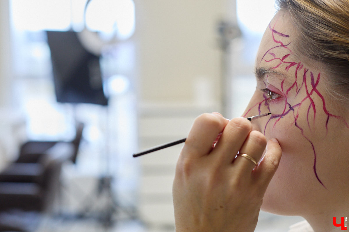 Впереди самая страшная ночь года! Время, когда устраивают пугающе веселые вечеринки или жуткие посиделки с друзьями. Ну а для любительниц макияжа это еще и повод придумать интересные образы. Для нашего издания визажист Ирина Фролкина продемонстрировала на модели Дарье Паниной два мейкапа, сочетающих в себе простоту нанесения и интересные детали.