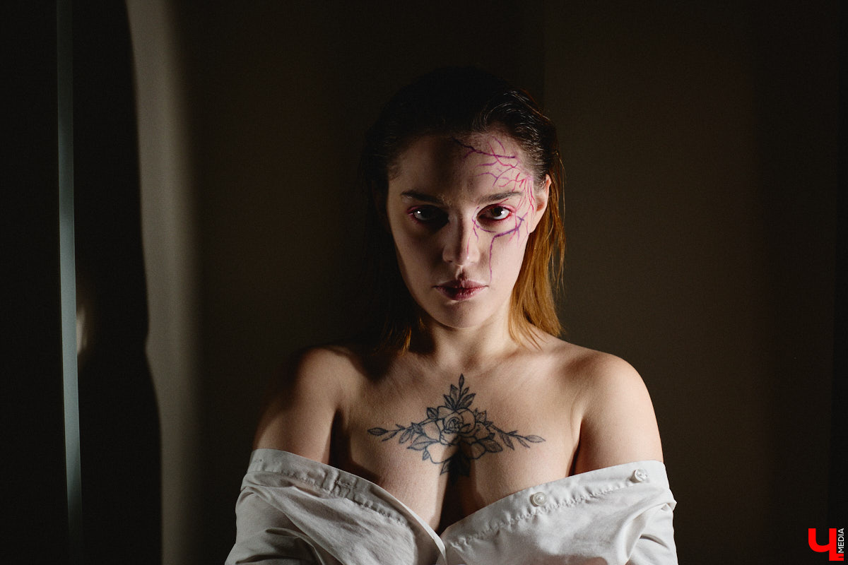 Впереди самая страшная ночь года! Время, когда устраивают пугающе веселые вечеринки или жуткие посиделки с друзьями. Ну а для любительниц макияжа это еще и повод придумать интересные образы. Для нашего издания визажист Ирина Фролкина продемонстрировала на модели Дарье Паниной два мейкапа, сочетающих в себе простоту нанесения и интересные детали.