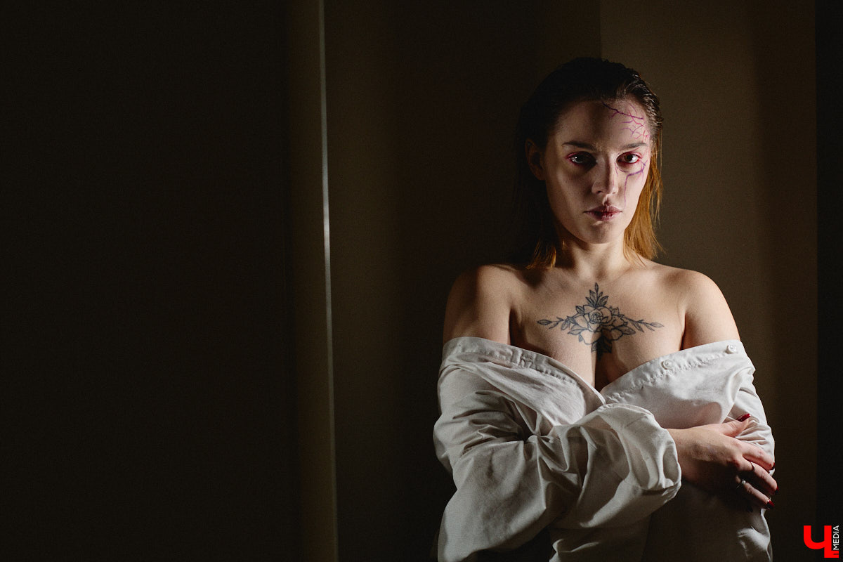 Впереди самая страшная ночь года! Время, когда устраивают пугающе веселые вечеринки или жуткие посиделки с друзьями. Ну а для любительниц макияжа это еще и повод придумать интересные образы. Для нашего издания визажист Ирина Фролкина продемонстрировала на модели Дарье Паниной два мейкапа, сочетающих в себе простоту нанесения и интересные детали.