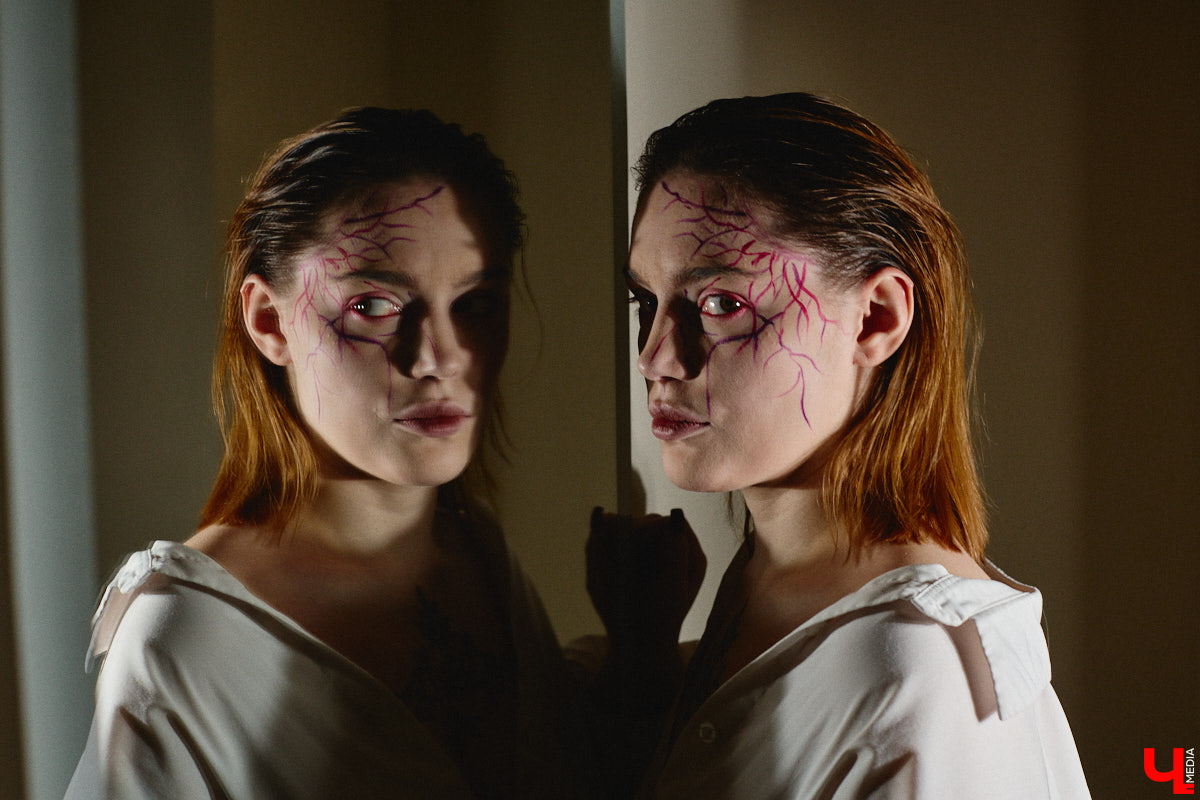 Впереди самая страшная ночь года! Время, когда устраивают пугающе веселые вечеринки или жуткие посиделки с друзьями. Ну а для любительниц макияжа это еще и повод придумать интересные образы. Для нашего издания визажист Ирина Фролкина продемонстрировала на модели Дарье Паниной два мейкапа, сочетающих в себе простоту нанесения и интересные детали.