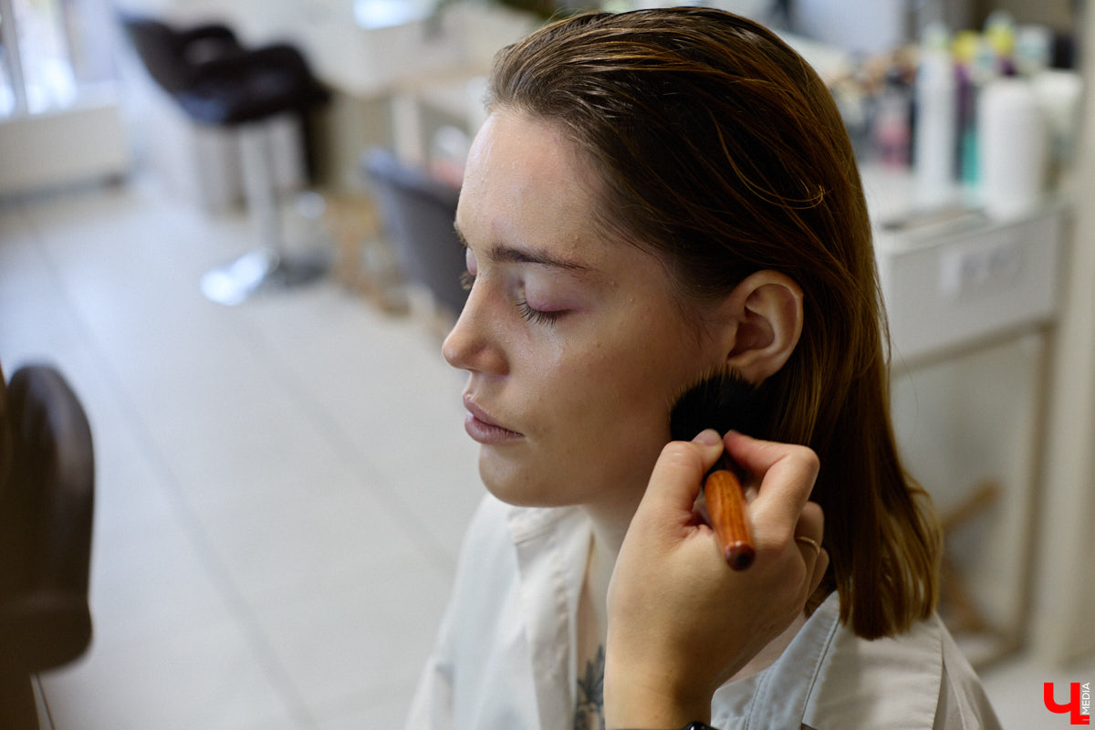 Впереди самая страшная ночь года! Время, когда устраивают пугающе веселые вечеринки или жуткие посиделки с друзьями. Ну а для любительниц макияжа это еще и повод придумать интересные образы. Для нашего издания визажист Ирина Фролкина продемонстрировала на модели Дарье Паниной два мейкапа, сочетающих в себе простоту нанесения и интересные детали.