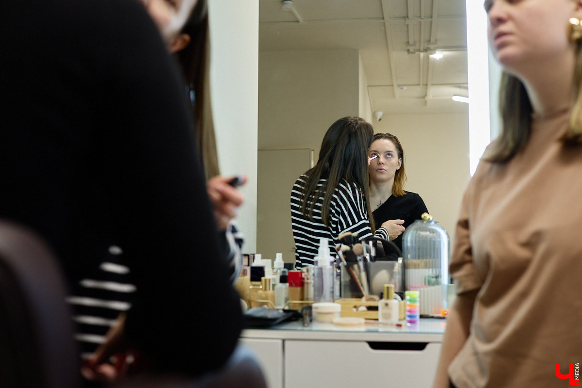 Впереди самая страшная ночь года! Время, когда устраивают пугающе веселые вечеринки или жуткие посиделки с друзьями. Ну а для любительниц макияжа это еще и повод придумать интересные образы. Для нашего издания визажист Ирина Фролкина продемонстрировала на модели Дарье Паниной два мейкапа, сочетающих в себе простоту нанесения и интересные детали.