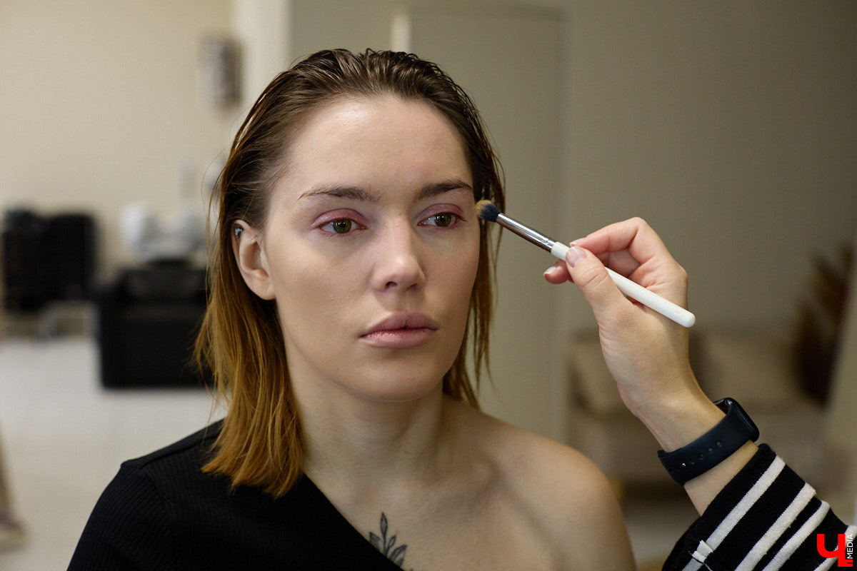 Впереди самая страшная ночь года! Время, когда устраивают пугающе веселые вечеринки или жуткие посиделки с друзьями. Ну а для любительниц макияжа это еще и повод придумать интересные образы. Для нашего издания визажист Ирина Фролкина продемонстрировала на модели Дарье Паниной два мейкапа, сочетающих в себе простоту нанесения и интересные детали.